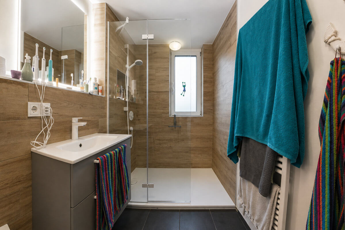 Bodenebene Dusche in Holzoptik an der Stelle der frueheren Badewanne