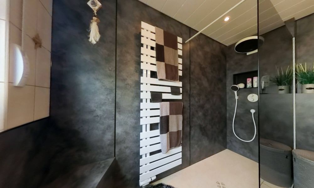 Premium Dusche mit weißen Armaturen